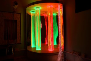 Сенсорный уголок большой с двумя колоннами, двусторонней подсветкой и фибероптическими нитями. VIP класс. - fgospostavki.ru - Казань